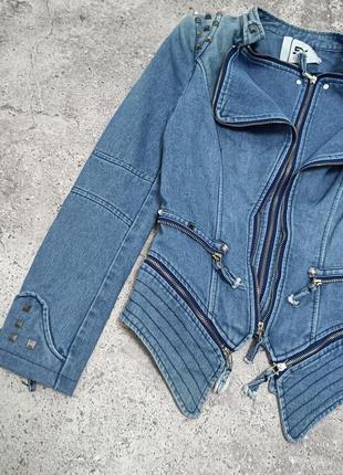 Женская приталенная джинсовая косуха с кучей замков авангард3 фото