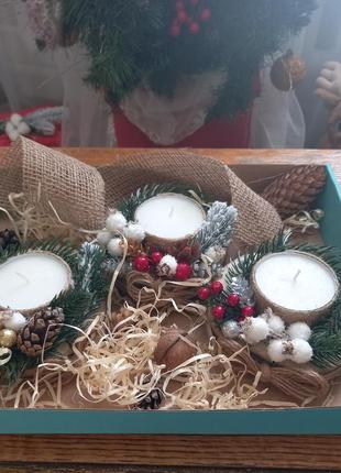 Різдвяна свічка на декорованому підсвічнику1 фото