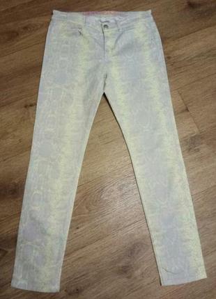 Летние джинсы в трендовый принт