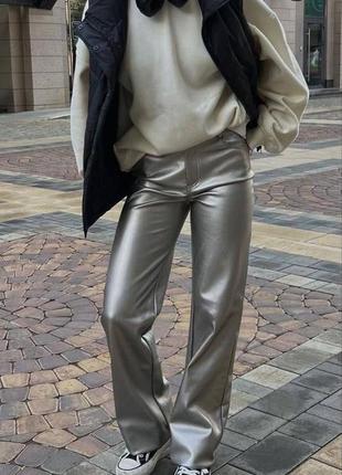 Трендові шкіряні штани в кольорі metallic