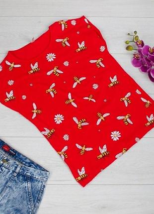 Стильна червона футболка з малюнком принтом