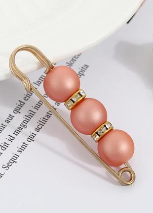 Брошь из искусственного жемчуга