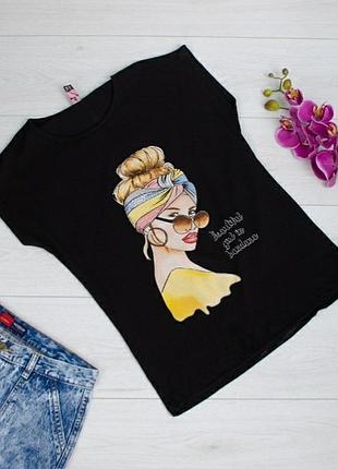 Стильная черная футболка с рисунком принтом девушка оверсайз