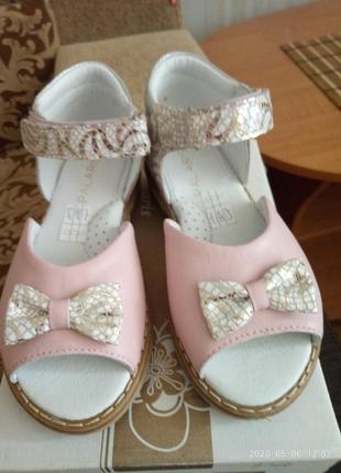 Босоніжки шкіряні для дівчинки! одна пара 26 розмір!
