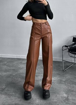 Женские теплые стильные прямые брюки из экокожи на флисе4 фото