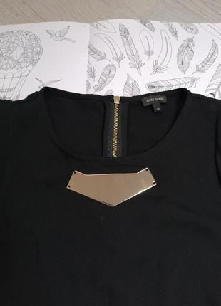 Елегантна чорна блузка на кожен день без рукавів з золотистим елементом3 фото