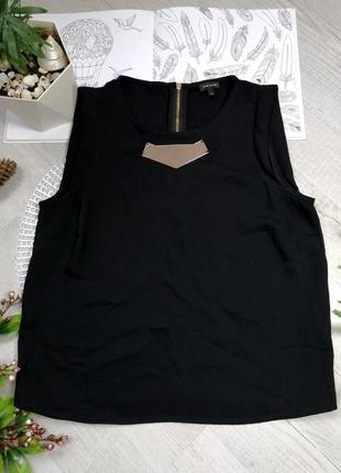 Елегантна чорна блузка на кожен день без рукавів з золотистим елементом2 фото