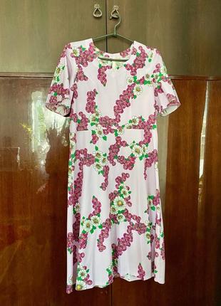 Легкое кремплиновое платье с цветочным принтом на небольшую грудь