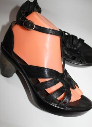 38 розм. босоніжки think. шкіра. made in spain. оригінал