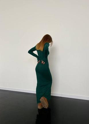 Длинное теплое приталенное платье в рубчик с воротником с боковыми разрезами3 фото