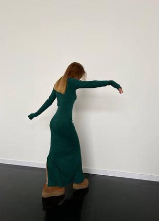Длинное теплое приталенное платье в рубчик с воротником с боковыми разрезами4 фото
