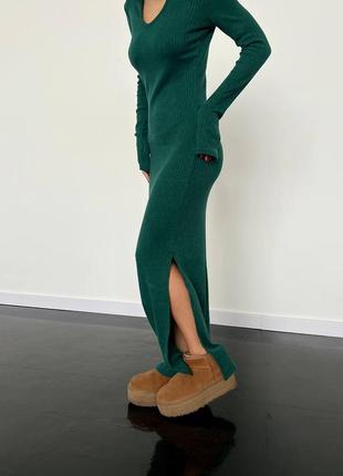 Длинное теплое приталенное платье в рубчик с воротником с боковыми разрезами7 фото