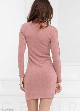 Тепла обтягуюча сукня під горло по фігурі рожева пудрова з гудзиками на рукавах3 фото