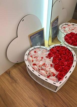 Сладкий подарочный бокс с конфетами&nbsp;rafaello&nbsp;и мыльными розами в форме сердца3 фото
