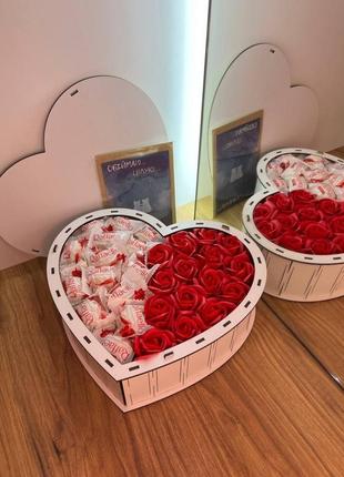 Сладкий подарочный бокс с конфетами&nbsp;rafaello&nbsp;и мыльными розами в форме сердца5 фото