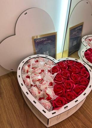 Сладкий подарочный бокс с конфетами&nbsp;rafaello&nbsp;и мыльными розами в форме сердца7 фото