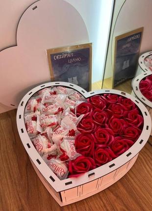Сладкий подарочный бокс с конфетами&nbsp;rafaello&nbsp;и мыльными розами в форме сердца4 фото