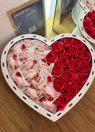 Сладкий подарочный бокс с конфетами&nbsp;rafaello&nbsp;и мыльными розами в форме сердца8 фото