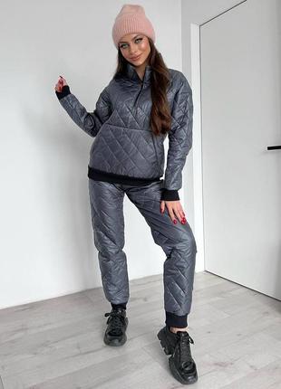 Костюм теплий спортивний. розміри: s-m;l-xl 42-44, 46-48
тканина:плащівка стьобана+підкладка  
(наповнювач силікон 200)
колір:чорний,графіт,мигдаль