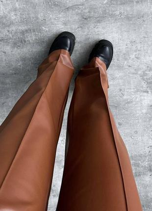 Кожаные брюки из экокожи на флисе утепленные с высокой посадкой свободного прямого кроя с карманами брюки6 фото
