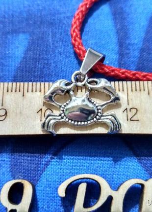 Красная нить с подвеской ладонь краб.