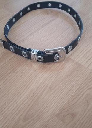 Ремінь чорний, із срібними отворами