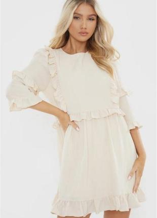 Романтичное бежевое платье свободного кроя с рюшей