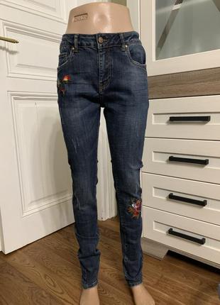 Женские джинсы зауженные с вышивкой 28 размер