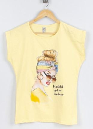 Стильна жовта футболка з малюнком принтом дівчина оверсайз4 фото