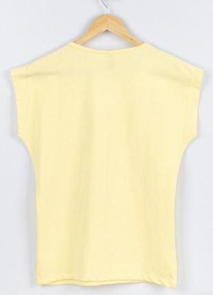 Стильна жовта футболка з малюнком принтом дівчина оверсайз5 фото