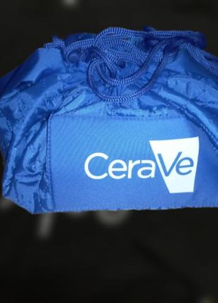 Косметичка Cerave очень вместительная