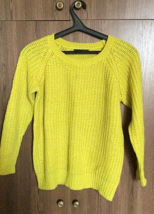 Вязаный свитер желтого цвета