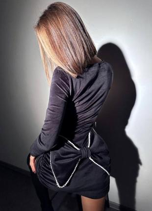 Оксамитова сукня міні з драпіруванням декорована перлинами