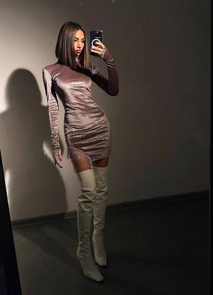 Оксамитова сукня, декорована бахромою зі страз