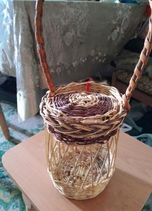 Аксесуар :солом'яний  кошик на банку з кришечкою.