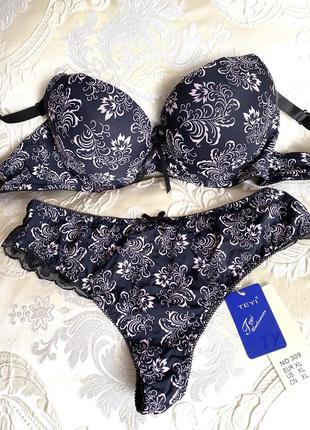 Комплект білизни чорний з рожевим малюнком, бюстгальтер і стрінги