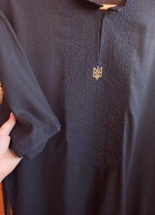 Черная льняная мужская вышиванка с трезубцем,  летняя рубашка-вышиванка с коротким рукавом5 фото