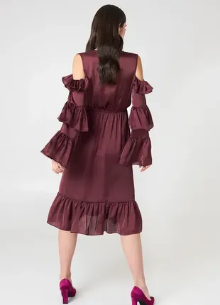 Шикарна вечірня коктейльна шоколадна сукня міді з вирізами по плечах na-kd4 фото