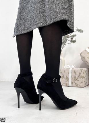 Женские туфли на каблуке с ремешком