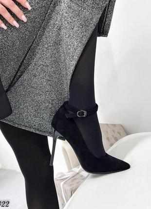 Женские туфли на каблуке с ремешком