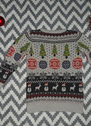 Серый новогодний рождественский свитер с елками, шариками и оленями10 фото