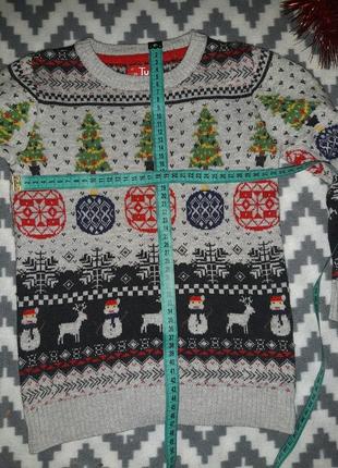 Серый новогодний рождественский свитер с елками, шариками и оленями8 фото