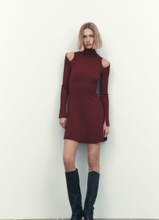 Платье с вырезом на плечах zara