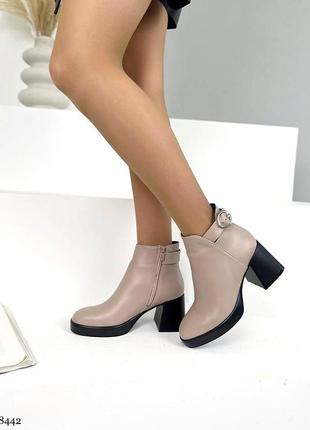 Женские ботильоны зимние демисезонные кожаные бежевые мокко на байке меховые овчины на каблуке