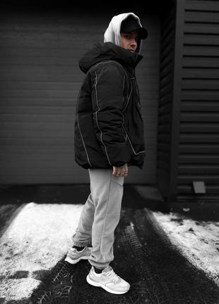 Чоловіча тепла чорна коротка зимова куртка зі світло-відбиваючою стрічкою5 фото