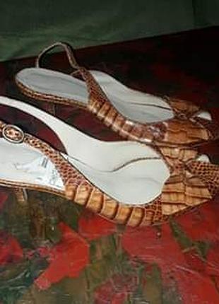 Босоножки zara кожа, 37 р.по стельке 24 см, высота каблучка 7 см