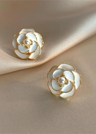 Тренд золотисті з білою емалью сережки квіти троянда камелія кульчики пусети2 фото