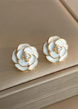 Тренд золотисті з білою емалью сережки квіти троянда камелія кульчики пусети1 фото