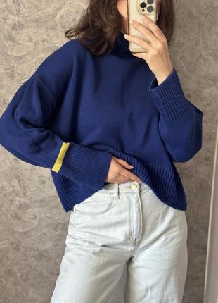 Теплый вязаный свитер под горло синего цвета4 фото
