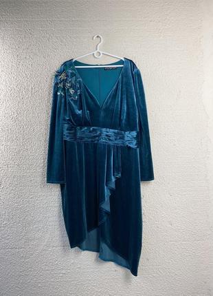 Барахатное платье миди с вышивкой